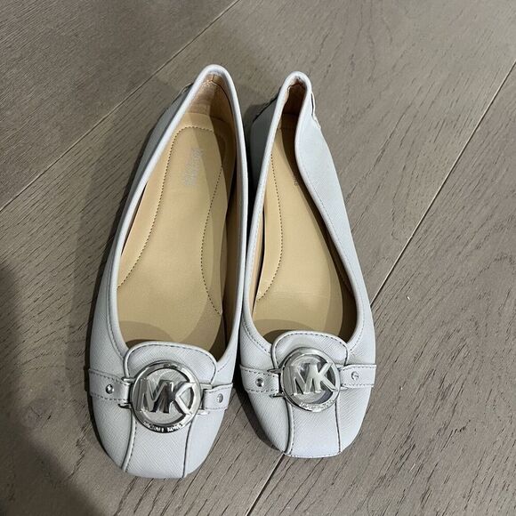 Michael Kors Leather Fulton Flats Grey Silver 7.5 NEW - Picture 1 of 7